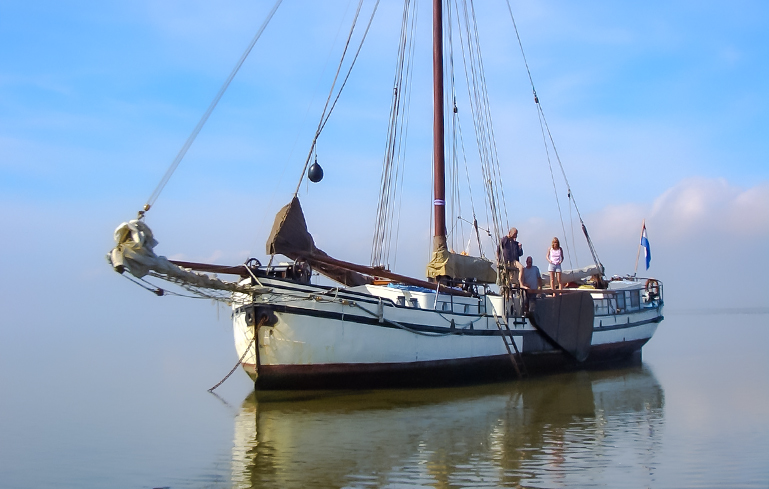 Plattbodenschiff Bonte Piet - trocken fallen im Wattenmeer