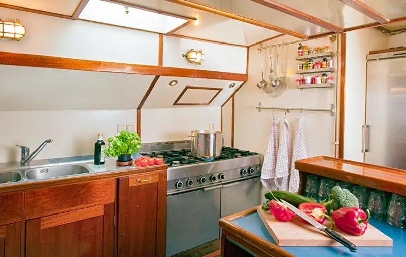 Plattbodenschiff 'Hollandia' - Küche