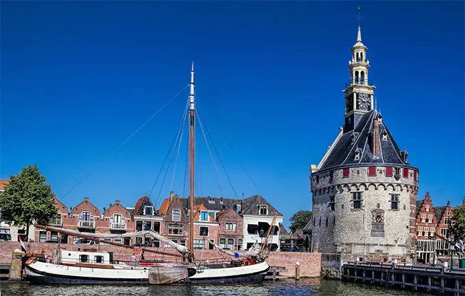 Stadt mit nautischem Flair: Hoorn am Ijsselmeer mit Plattbodenschiff