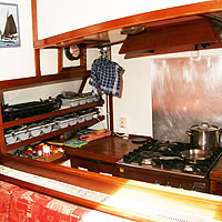 typische Küche an bord eines Plattbodenschiffes