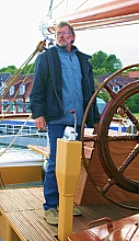 Skipper Harry am Steuer der 'Morgwenster'