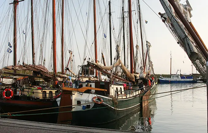 Abendstimmung: Plattbodenschiffe im Hafen von Vlieland