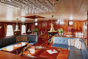 Segelschiff Succes - ger&auml;umiger Salon im Stil einer klassischen Segelyacht