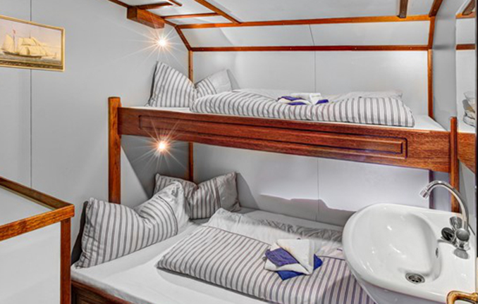 Traditionssegler 'Swaensborgh'- Kabine mit Doppelbett und Zusatzbett