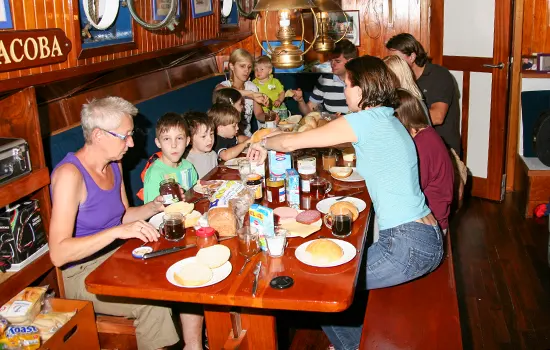 Frühstück an Bord - Segeln mit der Familie und Freunden auf dem Ijssedmeer
