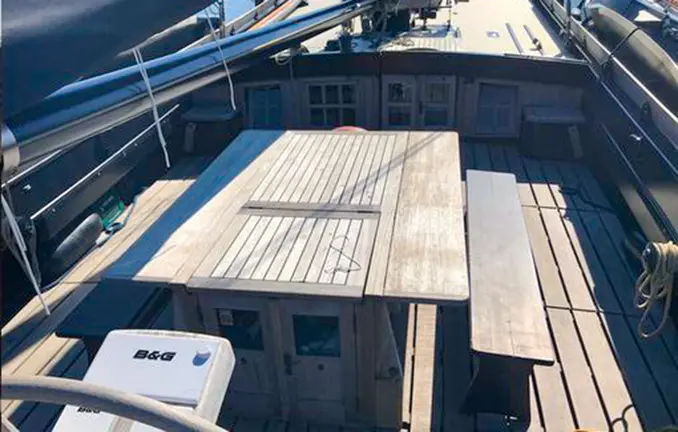 Plattbodenschiff Bint - Steuerrad an Deck