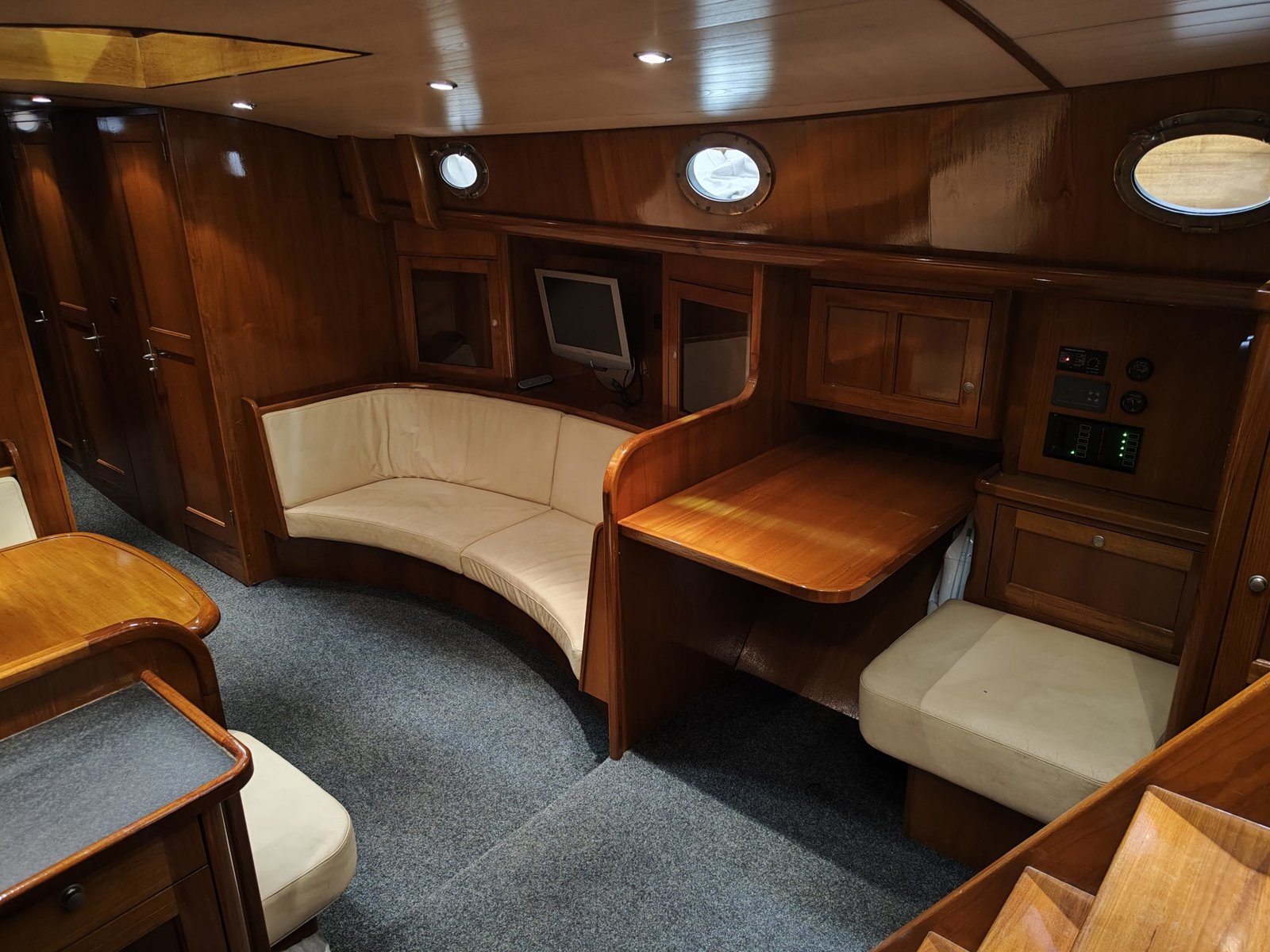 unter Deck - Salon Plattbodenschiff 'de zilte vrijheid' - unter Deck