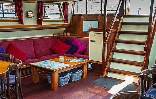 Plattbodenschiff Bontekoe - Sitzgruppe unter Deck