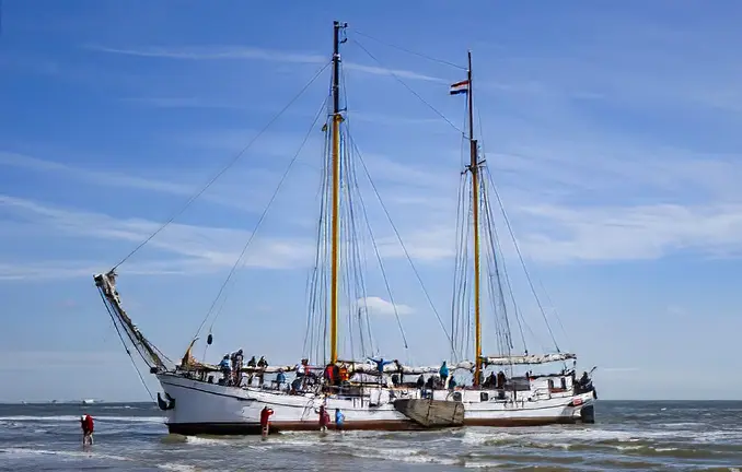 Plattbodenschiff Actief - Trockenfallen im Wattenmeer