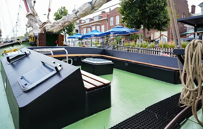 Plattbodenschiff Alliantie - Sitzbänke an Deck