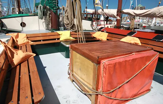 Segelschiff Allure - Platz zum Sitzen an Deck