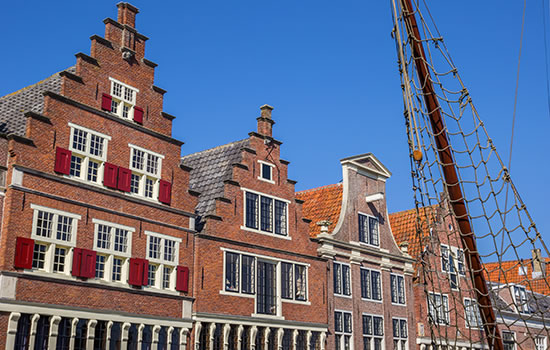 Stadt am Ijsselmeer - alte Stadthäuser in Hoorn