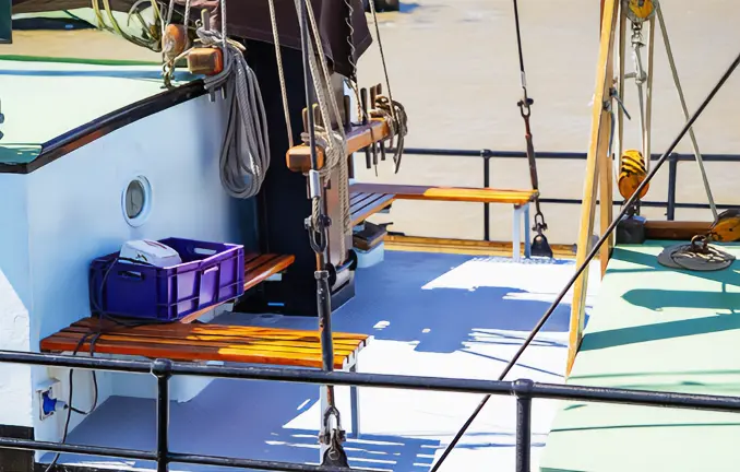 Sitzplätze an Deck auf dem Plattbodenschiff 'Ambulant' Plattbodenschiff 'Ambulant'