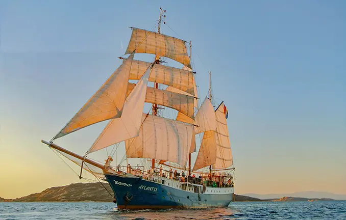 Segeln - Tallship vor einer Bucht