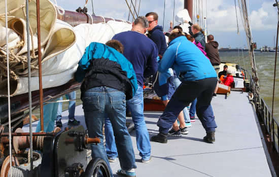 an Bord: Segelauftuchen nach einem Törn auf dem Ijsselmeer