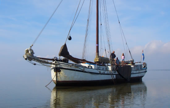 Plattbodenschiff Bonte Piet - trocken fallen im Wattenmeer