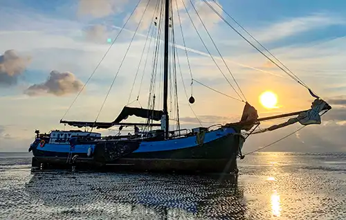 Plattbodenschiff im Wattenmeer