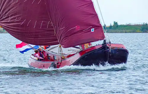 Plattbodenschiff im Wattenmeer