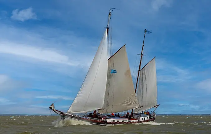 Plattbodenschiff 'Dageraad' auf dem Ijsselmeer