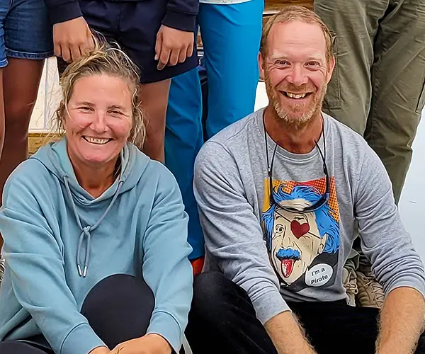 Plattbodenschiff 'Vrouw Dina' - Skipperin Simi mit Daniel