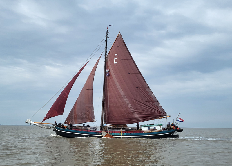 Plattbodenschiff Eendracht - ein traditionelles Segelschiff für 24 Personen Plattbodenschiff Eendracht