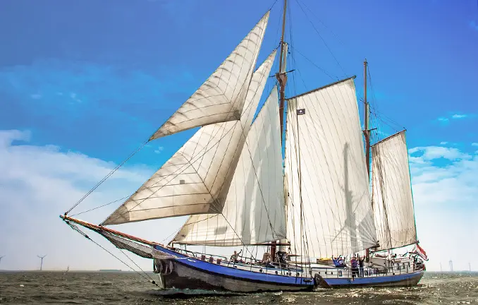 Plattbodenschiff 'Gaia' segelt auf dem Ijsselmeer ab Lemmer