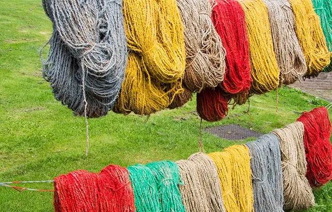 Trocknen von farbigen Teppichgarnen - Tapijtmuseum
