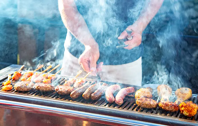 Grillen an Bord während eines Törns auf dem Plattbodenschiff