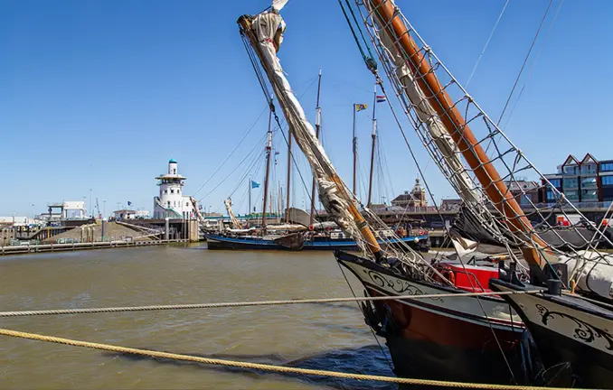 Heimathafen Harlingen am WattenmeerHeimathafen Harlingen am Wattenmeer für Segeltörns mit dem Plattbodenschiff Heimathafen Harlingen am Wattenmeer