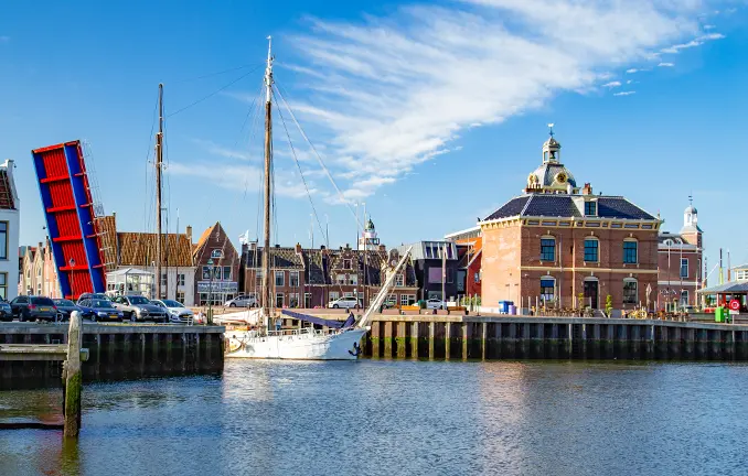 Harlingen am Niderländischen Wattenmeer - Hafen für Plattbodenschiffe (Michael Mühlhausen - nautic-tours.de) Binnenhafen in Halringen