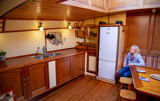 Plattbodenschiff Hollandia - Küche mit großem Kühlschrank