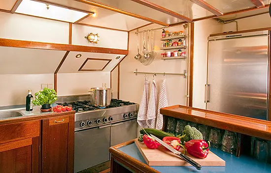 Küche auf dem Plattbodenschiff Hollandia
