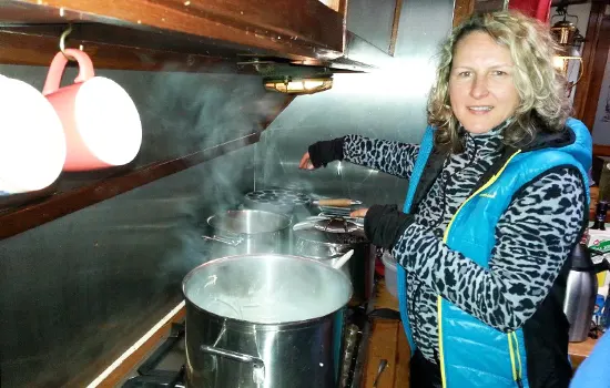 Kochen am Bord - Küche auf dem Plattbodenschiff Linquenda