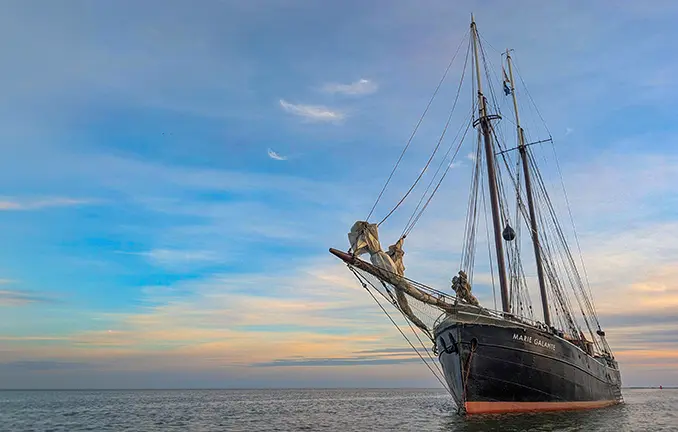 vor Anker (unbekannt - t-s-c.de) Plattbodenschiff 'Marie Galante'