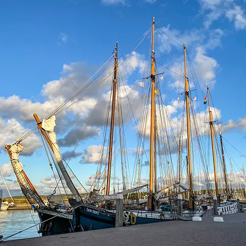 Plattbodenschiffe im Hafen Vlieland