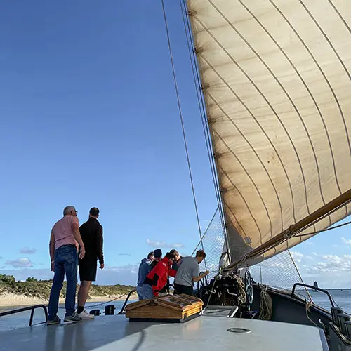 Mit dem Plattbodenschiff segeln: Vorsegel setzen