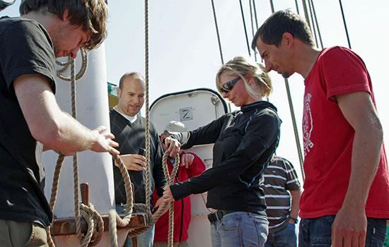 Mitsegeln - Einweisung an Bord der Banjaard Mitsegeln - Einweisung und Knoten üben für den Segeltörn