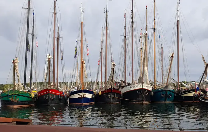 Plattbodenschiffe im Hafen von Vlieland