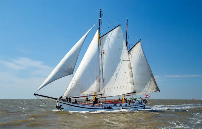 Plattbodenschiff auf dem Wattenmeer