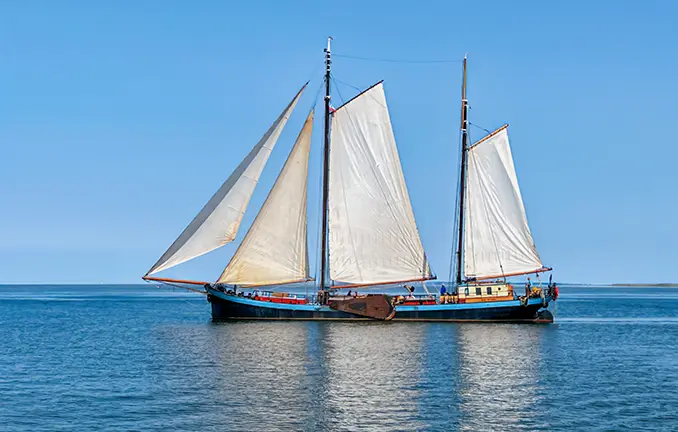 Plattbodenschiff im Wattenmeer
