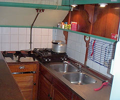 Plattbodenschiff Omega - Sitzecke und K�che auf dem Segelschiff