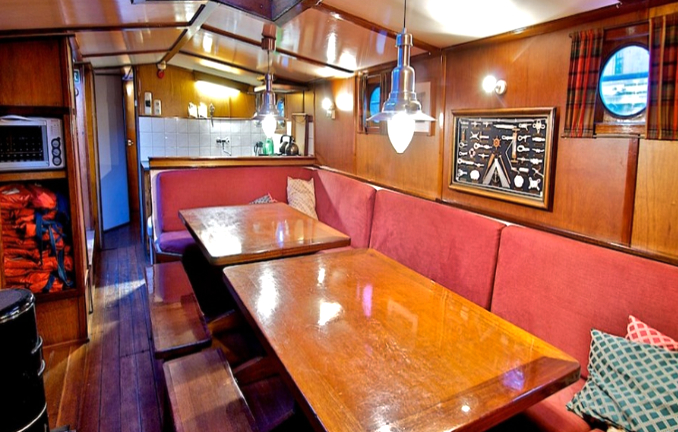 Tagesraum der Ontmoeting unter Deck