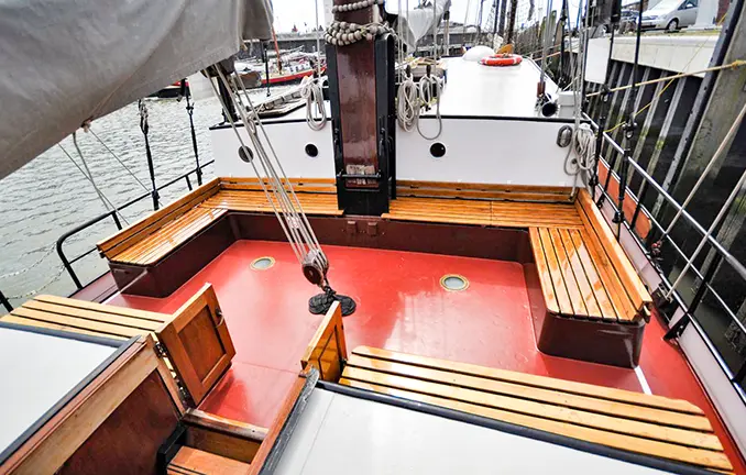 Charterschiff 'Passaat' - ein Plattbodenschiff - Sitzplatz an Deck