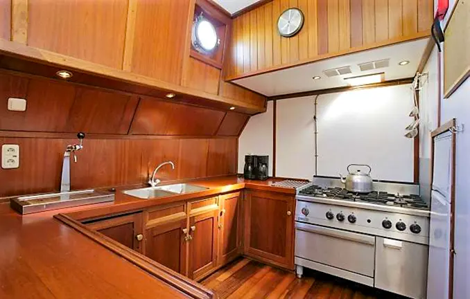 Charterschiff 'Passaat' - ein Plattbodenschiff - Küche