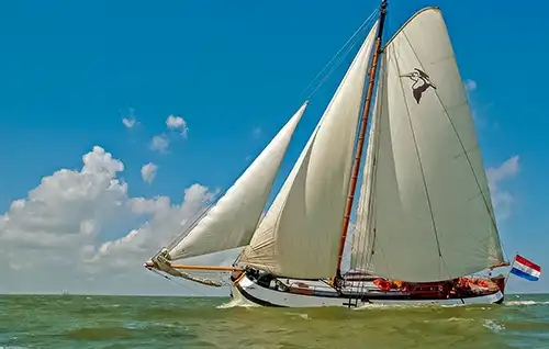 Plattbodenschiff 'Pelikaan' auf dem Ijsselmeer