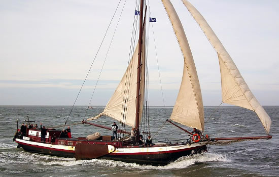 Charterschiff Gouden Bodem ab Harlingen auf dem Wattenmeer während der Brandaris-Race