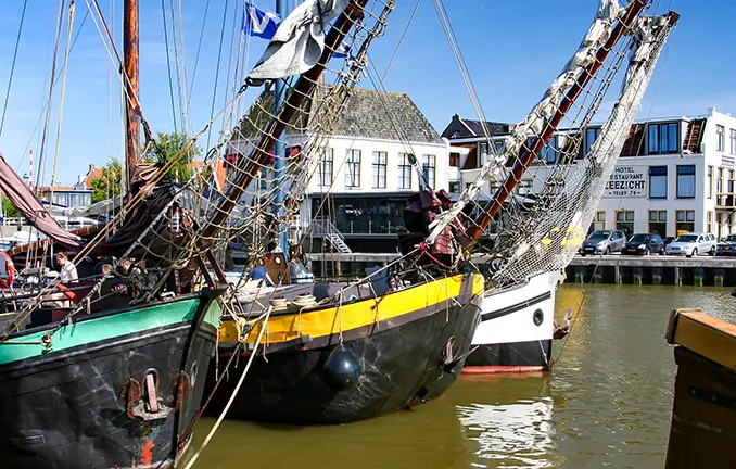 Plattbodenschiffe in Harlingen am Wattenmeer