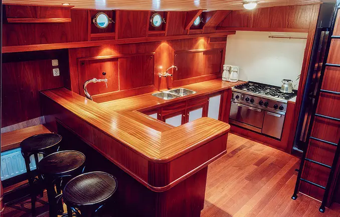 Plattbodenschiff De Poseidon - bar und Küche (unbekannt - poseidon-zeilreizen.nl) Plattbodenschiff Poseidon