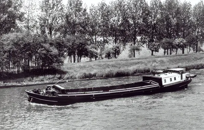 Plattbodenschiff De Poseidon - Motorschiff (unbekannt - poseidon-zeilreizen.nl) Plattbodenschiff Poseidon