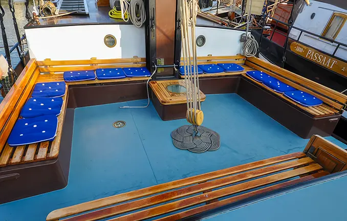 Plattbodenschiff De Poseidon - Sitzecke an Deck (unbekannt - poseidon-zeilreizen.nl) Plattbodenschiff Poseidon